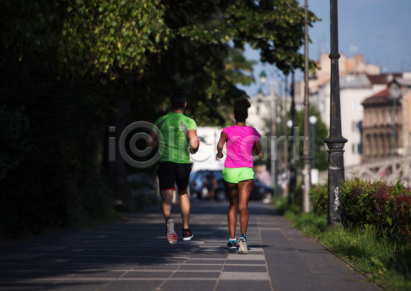 함께함 행복 남자 두명 백인 성인 성인만 여자 흑인 JPG 뒷모습 포토 해외이미지 달리기 달리기선수 라이프스타일 마라톤 맑음 아침 야외 전신 조깅 커플