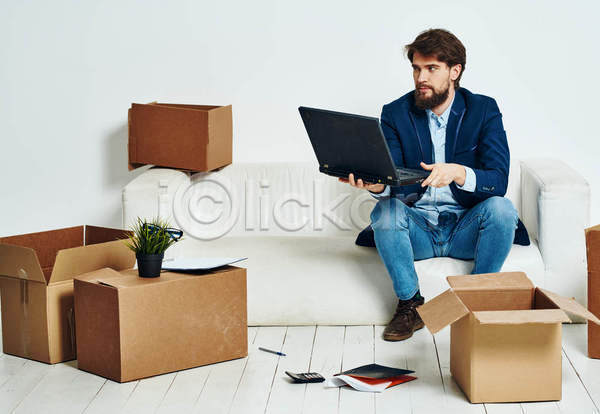 남자 백인 성인 성인남자한명만 한명 JPG 앞모습 포토 해외이미지 노트북 들기 비즈니스맨 상자 소파 실내 앉기 이사 이삿짐 짐싸기