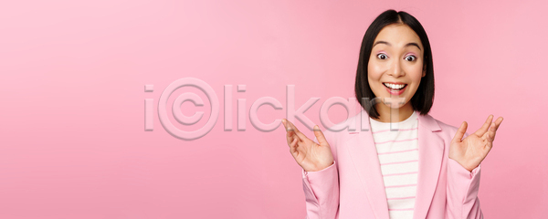 동양인 성인 성인여자한명만 여자 한명 JPG 포토 해외이미지 분홍색배경 비즈니스 비즈니스우먼 상반신 서기 손들기
