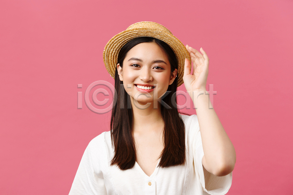 동양인 성인 성인여자한명만 여자 한명 JPG 포토 해외이미지 모자(잡화) 분홍색배경 상반신 잡기