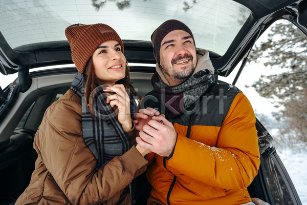 남자 두명 성인 성인만 여자 JPG 앞모습 포토 해외이미지 겨울 겨울옷 상반신 손잡기 야외 응시 자동차 자동차트렁크 주간 커플 패딩
