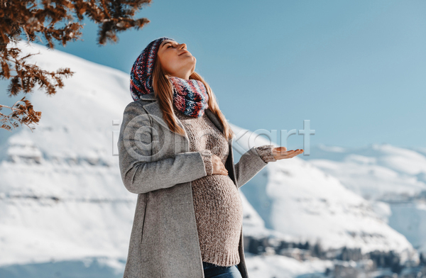 성인 성인여자한명만 여자 한명 JPG 옆모습 포토 해외이미지 겨울 겨울옷 고개들기 상반신 야외 임산부 임신 주간