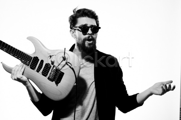 남자 성인 성인남자한명만 한명 JPG 앞모습 포토 흑백 기타 기타리스트 락스타 로큰롤 매기 밴드(음악) 상반신 선글라스 연주