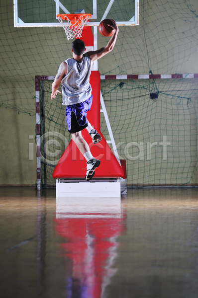 남자 성인 성인남자한명만 한명 JPG 뒷모습 포토 해외이미지 농구 농구공 농구대 슛 스포츠 실내 잡기 전신 점프