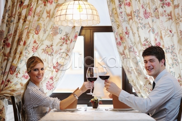 함께함 행복 남자 두명 성인 성인만 여자 JPG 옆모습 포토 해외이미지 건배 데이트 들기 레스토랑 미소(표정) 상반신 식사 실내 앉기 연애 와인 조명 커플 탁자