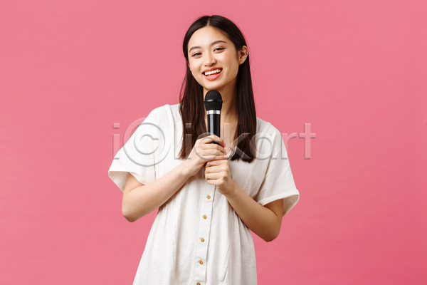 동양인 성인 성인여자한명만 여자 한명 JPG 포토 해외이미지 노래 들기 마이크 분홍색배경 상반신 잡기