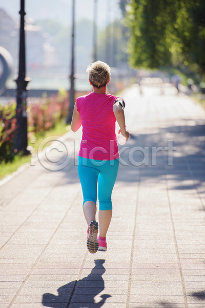 활발 서양인 성인 성인여자한명만 여자 한명 JPG 뒷모습 포토 해외이미지 달리기 달리기선수 라이프스타일 마라톤 아침 야외 전신 조깅