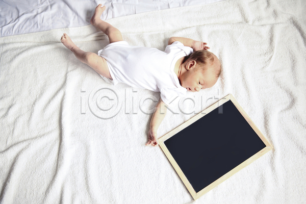 아기 한명 JPG 앞모습 포토 해외이미지 눕기 담요 신생아 실내 전신 칠판