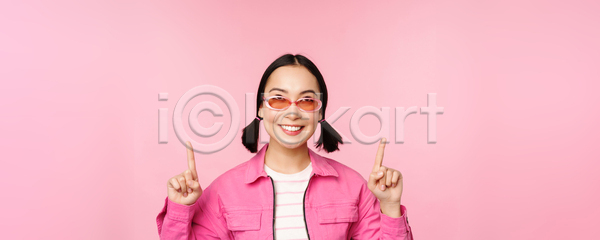 동양인 성인 성인여자한명만 여자 한명 JPG 포토 해외이미지 분홍색배경 비즈니스 상반신 서기 선글라스 손들기 표현
