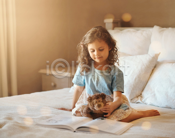백인 소녀(어린이) 소녀한명만 어린이 여자 한명 JPG 앞모습 포토 해외이미지 곰인형 독서 실내 앉기 전신 책 침대 침실