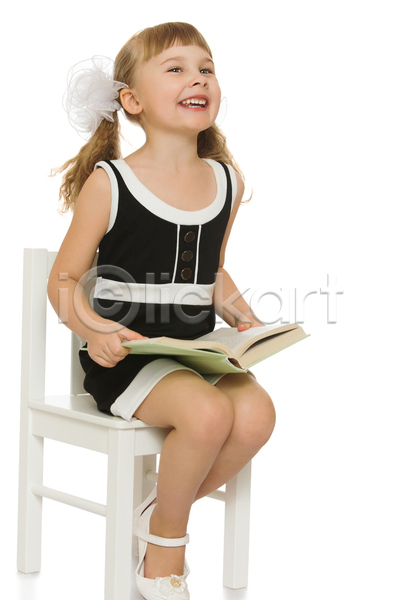 즐거움 백인 소녀(어린이) 소녀한명만 어린이 여자 한명 JPG 옆모습 포토 해외이미지 독서 실내 웃음 의자 전신 책 흰배경