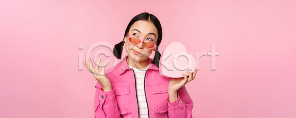 사랑 동양인 성인 성인여자한명만 여자 한명 JPG 포토 해외이미지 들기 분홍색배경 상반신 선글라스 선물 손짓 응시 하트 하트상자