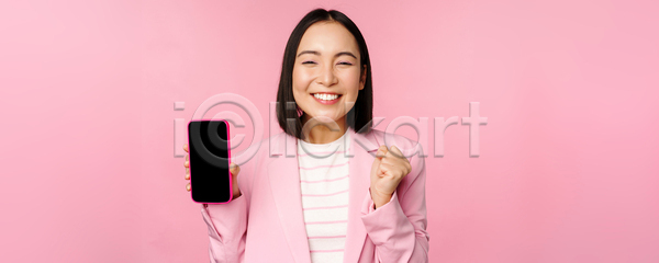 동양인 성인 성인여자한명만 여자 한명 JPG 포토 해외이미지 들기 분홍색배경 비즈니스 비즈니스우먼 상반신 스마트폰