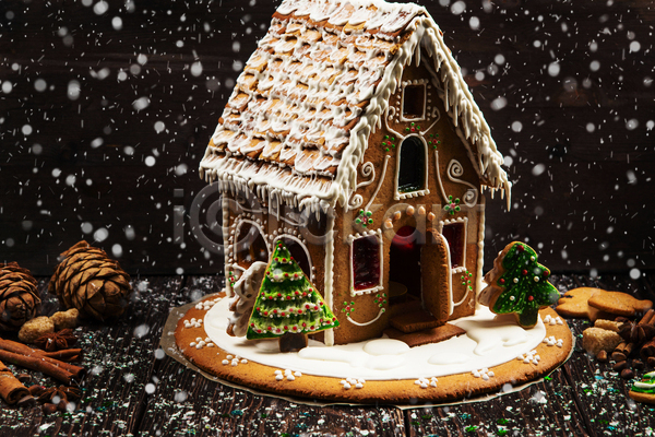 사람없음 JPG 포토 해외이미지 검은배경 과자집 눈(날씨) 실내 쿠키 크리스마스 크리스마스트리모양쿠키