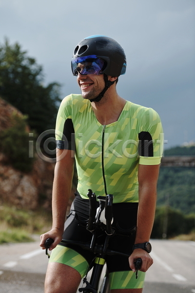 남자 성인 성인남자한명만 한명 JPG 앞모습 포토 해외이미지 라이딩 사이클링 사이클선수 상반신 승차 야외 웃음 자전거 잡기 주간
