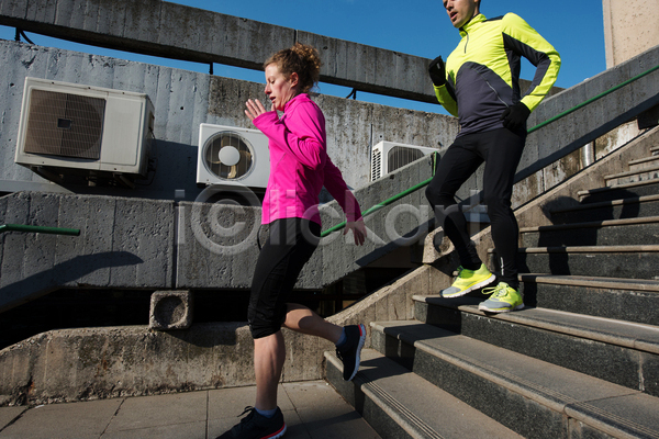 함께함 행복 남자 두명 서양인 성인 성인만 여자 JPG 포토 해외이미지 계단 달리기 달리기선수 라이프스타일 마라톤 아침 야외 전신 조깅 커플 하반신