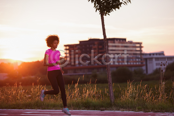 자신감 행복 성인 성인여자한명만 여자 한명 흑인 JPG 포토 해외이미지 달리기 달리기선수 라이프스타일 마라톤 백그라운드 야외 운동복 전신 조깅