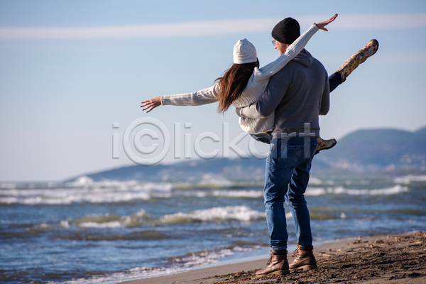 즐거움 함께함 남자 두명 성인 성인만 여자 JPG 뒷모습 포토 해외이미지 들어올리기 서기 야외 전신 주간 캠핑 커플 팔벌리기 하늘 해변