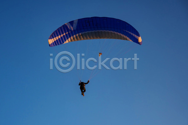 남자 성인 성인남자한명만 한명 JPG 포토 해외이미지 글라이더 낙하산 산 야외 전신 주간 패러글라이딩 하늘