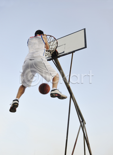 남자 성인 성인남자한명만 한명 JPG 뒷모습 포토 해외이미지 골 농구 농구공 농구대 슛 스포츠 야외 전신 점프 하늘