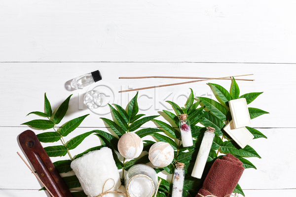 사람없음 JPG 포토 하이앵글 해외이미지 비누 수건 스파용품 실내 아로마테라피 오브젝트 입욕소금 잎 흰배경