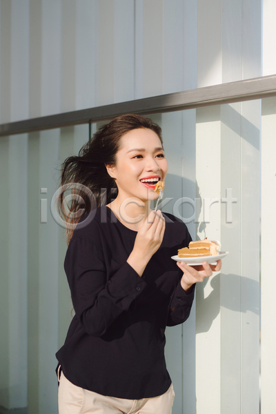 동양인 성인 성인여자한명만 여자 한명 JPG 옆모습 포토 해외이미지 들기 먹기 상반신 식사 실내 웃음 케이크