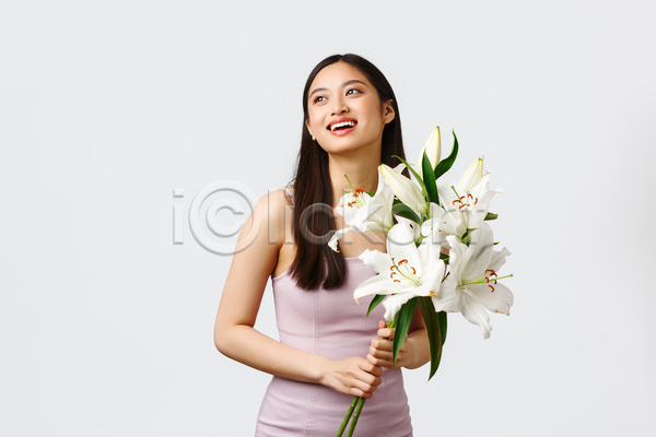 축하 행복 동양인 성인여자한명만 여자 한명 JPG 앞모습 포토 해외이미지 꽃 꽃다발 드레스 들기 백합(꽃) 상반신 실내 응시