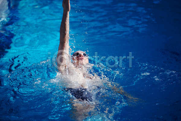 남자 성인 성인남자한명만 한명 JPG 포토 해외이미지 물 상반신 손들기 수영 수영선수 수영장 스포츠 실내 운동 파란색
