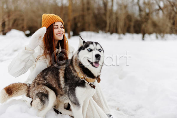 산책 즐거움 함께함 성인 성인여자한명만 여자 한명 JPG 옆모습 포토 해외이미지 강아지 겨울 겨울옷 눈(날씨) 눈덮임 반려견 반려동물 상반신 시베리안허스키 앉기 야외 주간 한마리