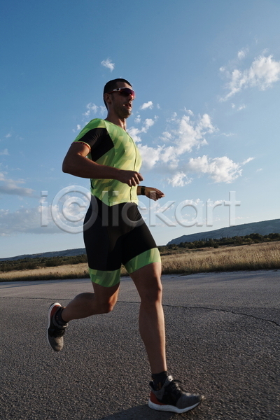 남자 서양인 성인 성인남자한명만 한명 JPG 포토 해외이미지 달리기 달리기선수 라이프스타일 마라톤 선글라스 아침 야외 전신 조깅 하늘