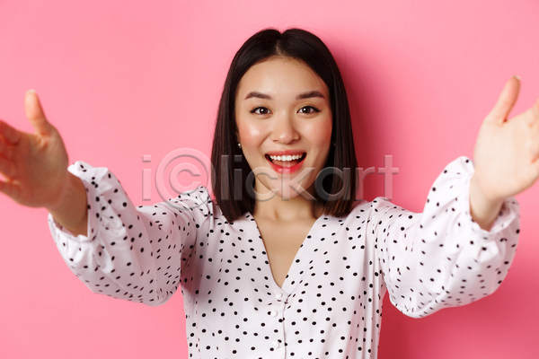 행복 동양인 성인 성인여자한명만 여자 한명 JPG 포토 해외이미지 분홍색배경 상반신 팔벌리기