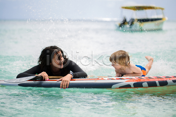 남자 두명 성인 소년 어린이 여자 JPG 앞모습 포토 해외이미지 노 떠있는 마주보기 모자(엄마와아들) 바다 상반신 서핑보드 수영복 야외 엄마 엎드리기 잡기 전신 주간 해변