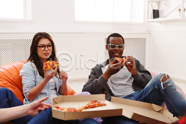휴식 남자 두명 성인 성인만 신체부위 여자 흑인 JPG 앞모습 포토 해외이미지 들기 상반신 손 식사 실내 앉기 친구 피자