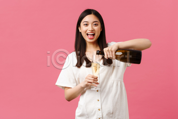 축하 행복 동양인 성인 성인여자한명만 여자 한명 JPG 포토 해외이미지 들기 분홍색배경 붓기 상반신 샴페인 샴페인병 샴페인잔 이벤트 파티