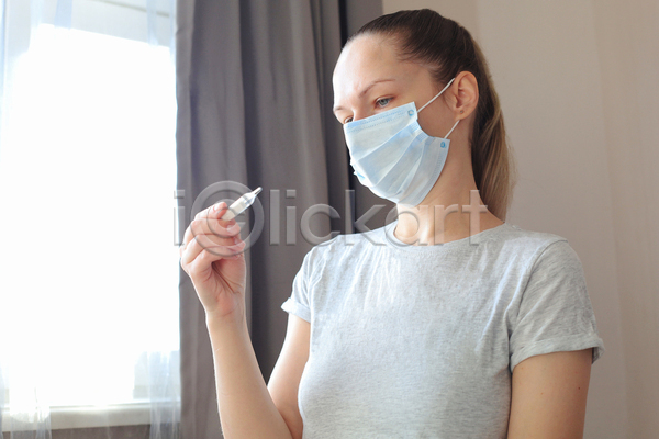 피곤 성인 성인여자한명만 여자 한명 JPG 포토 해외이미지 감기(질병) 건강 들기 마스크 백그라운드 상반신 온도계 응시 잡기 질병