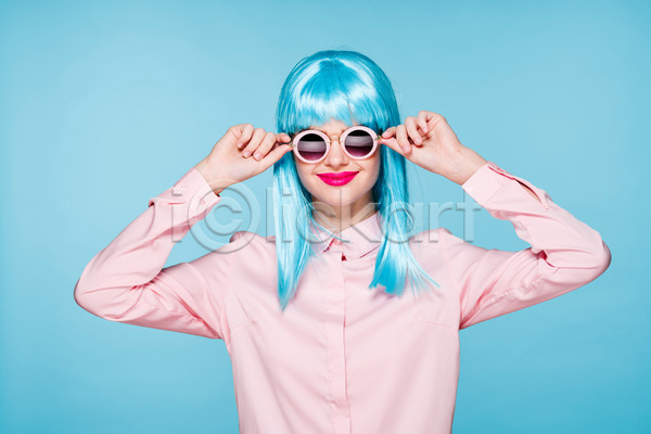 성인 성인여자한명만 여자 한명 JPG 앞모습 포토 해외이미지 가발 상반신 선글라스 잡기 하늘색 힙스터