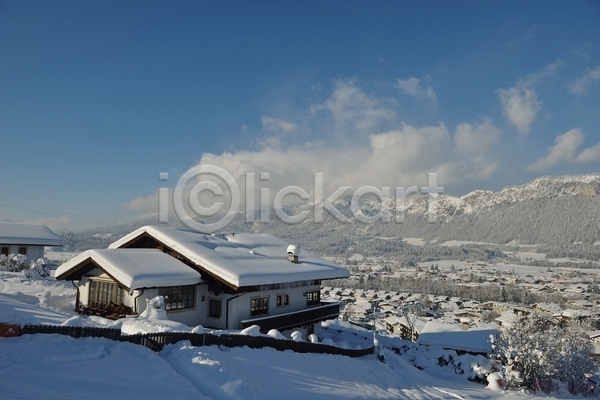 사람없음 JPG 포토 해외이미지 겨울 겨울풍경 구름(자연) 눈(날씨) 눈덮임 야외 주간 주택 하늘