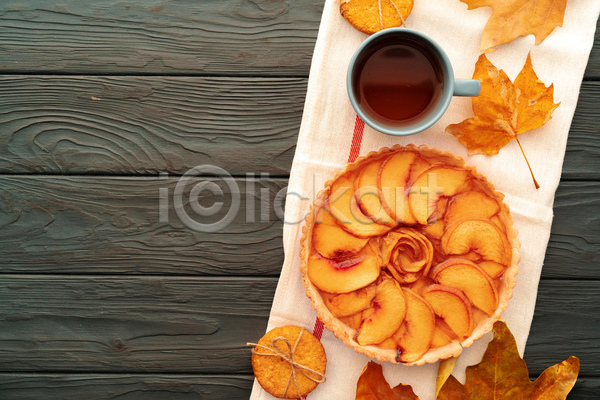 사람없음 JPG 포토 하이앵글 해외이미지 나무배경 낙엽 디저트 사과파이 실내 애플파이 차(음료) 파이(빵)