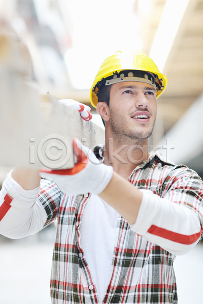 남자 성인 성인남자한명만 한명 JPG 앞모습 포토 해외이미지 건설근로자 건설업 건설현장 건축 들기 상반신 안전모 올려보기