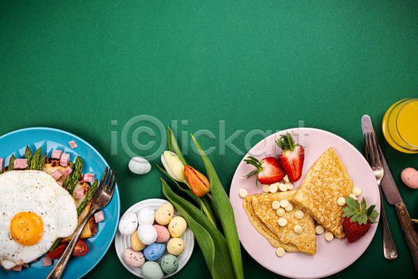 사람없음 JPG 포토 하이앵글 해외이미지 계란 계란프라이 딸기 부활절 부활절계란 아침식사 음식 초록색 튤립 팬케이크