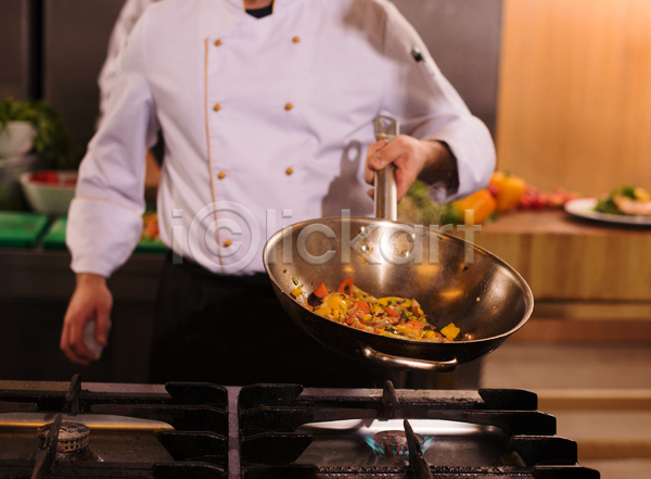 남자 성인 성인남자한명만 한명 JPG 앞모습 포토 해외이미지 들기 상반신 실내 요리 요리사 웍 음식 주방