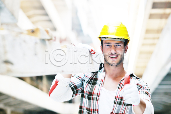남자 성인 성인남자한명만 한명 JPG 앞모습 포토 해외이미지 건설근로자 건설업 건설현장 건축 들기 따봉 상반신 안전모