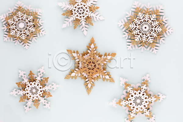사람없음 JPG 포토 하이앵글 해외이미지 겨울 눈꽃 눈꽃무늬 눈송이 별 별모형 실내 오브젝트 크리스마스장식 흰배경