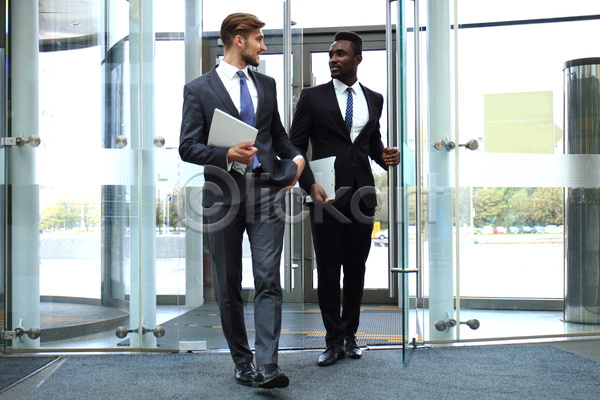 남자 두명 백인 성인 성인남자만 흑인 JPG 앞모습 포토 해외이미지 걷기 들기 문 문서 비즈니스 비즈니스맨 사무실 실내 응시 전신