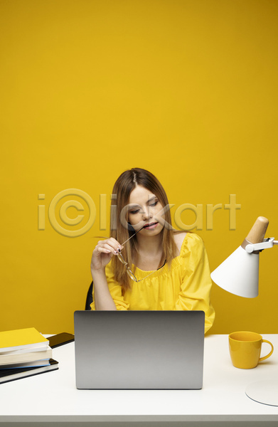고민 백인 성인 성인여자한명만 여자 한명 JPG 앞모습 포토 해외이미지 노란색 노트북 비즈니스우먼 상반신 스탠드 안경 앉기 책 책상 컴퓨터 컵 탁자