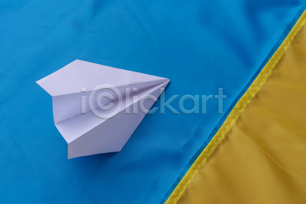 사람없음 JPG 포토 해외이미지 노란배경 실내 우크라이나 우크라이나국기 종이 종이비행기 파란배경 한개
