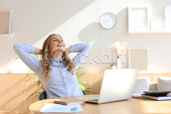 휴식 성인 성인여자한명만 여자 한명 JPG 앞모습 포토 해외이미지 기지개 노트북 미소(표정) 비즈니스 비즈니스우먼 사무실 상반신 앉기