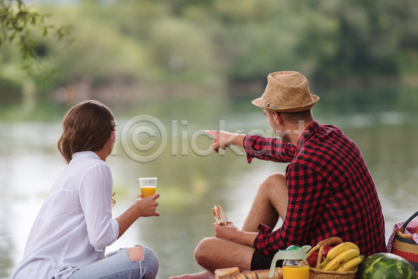 함께함 행복 휴식 남자 두명 성인 성인만 여자 JPG 뒷모습 포토 해외이미지 가리킴 공원 돗자리 들기 라이프스타일 소풍 소풍바구니 앉기 야외 전신 주간 주스 커플