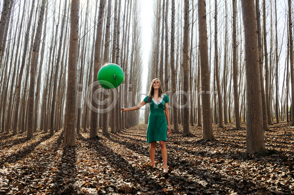 성인 성인여자한명만 여자 한명 JPG 앞모습 포토 해외이미지 나무 들기 서기 야외 전신 풍선