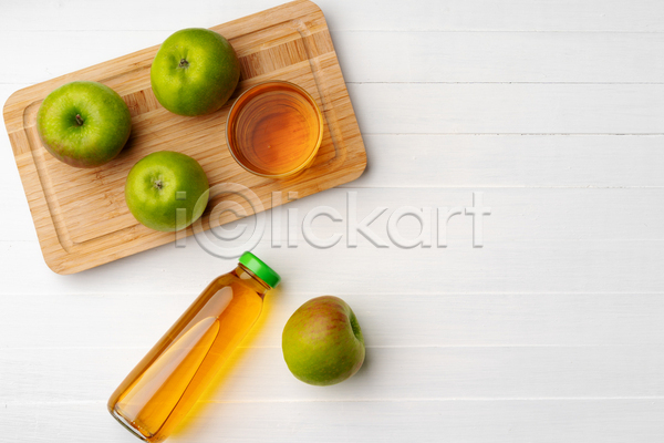 사람없음 JPG 포토 하이앵글 해외이미지 과일 과일주스 나무받침 사과 사과주스 실내 청사과 흰배경